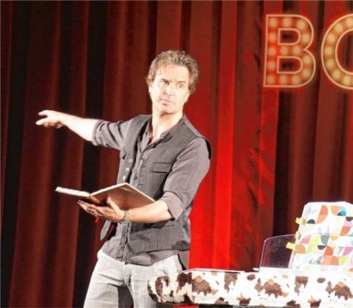 Da geht es an den A... – absolut schönsten Ort der Welt: Chris Böttcher in Buchbach. Foto  OLLIGES