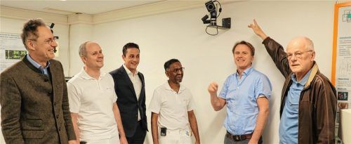 „Da oben ist eine von acht neuen Kameras“, sagt Dr. Ulrich Feldmann, der geschäftsführende Vorstand der Hilfswerk Aschau Stiftung für die Orthopädische Kinderklinik (rechts). Zusammen mit dem Vorsitzenden des Stiftungsrats, Bürgermeister Peter Solnar (links), übergab er das neue Kamerasystem für das Ganglabor der Orthopädischen Kinderklinik an Chefarzt Dr. Florian Paulitsch, den Geschäftsführer des BZ Aschau Simon Leicht, Chefarzt Dr. Chakravarthy U Dussa und den Leiter des Ganglabors, Dr. Harald Böhm (von links).Foto rehberg