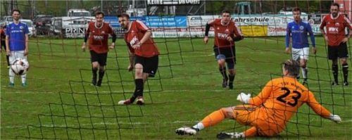 Das 2:2 für Riedering durch den verwandelten Elfmeter von Christoph Kahl in der 93. Minute. Foto  Ruprecht