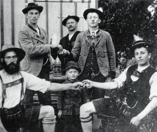 Das älteste Vereinsfoto von 1910 mit Gründungsvorstand Anton Arbinger (vorne links). Foto re