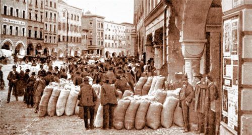 Das April-Blatt des Kalenders 2019 zeigt den wöchentlichen Getreidemarkt, die Schranne, auf dem Max-Josefs-Platz um das Jahr 1903.Foto stadtarchiv