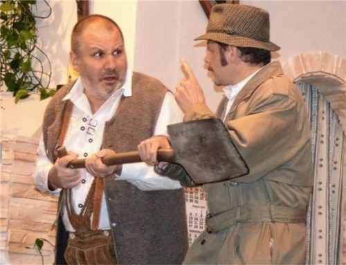 Das „Corpus Delicti“: Schreinermeister Georg Meier (Harald Bauernschmid, links) und Kommissar Ehrlich (Stefan Schultes)finden eine Schaufel, die zur Klärung beiträgt. Foto fill