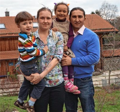Das Ehepaar Sofia und Ali Pustovoitova-Hussaini mit Sohn Ali Waris und Tochter Hanna. Die Familie soll auseinandergerissen, Sofia Pustovoitova und Tochter Hanna abgeschoben werden. Dagegen formiert sich Widerstand.Fotos dorendorf-gietl