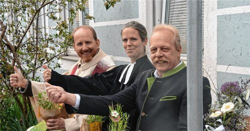 Das Mitfahrbankerl vor dem Endorfer Rathaus wurde vom katholischen Pfarrer Klaus Hofstetter und der evangelischen Pfarrerin Dr. Julia Offermann gesegnet. Rechts Zweiter Bürgermeister Wolfgang Kirner (CSU).Foto ammelburger