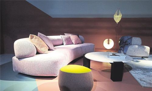 Das Sofa Gogan der Designerin Patricia Urquiola, entworfen für Morosa. Es soll durch eine ausgewogene Balance seiner Formen ganz leicht wirken. Foto dpa/Mayer