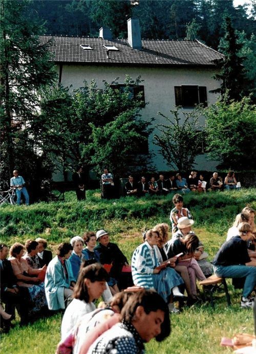 Das war und ist Ensdorf: Junge Leute, hier bei einem Freiluftgottesdienst, und im Hintergrund das Jugendhaus, das schon bald nach der Inbetriebnahme in den 1970er-Jahren zur Institution wurde, mit dem Generationen von Jugendlichen viele Erinnerungen verbinden.Foto  Jugendstelle