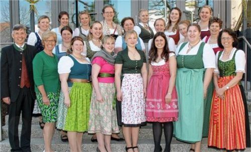 Den Damen der Hauswirtschaft gratulierten unter anderem (Mitte rechts) Semesterleiterin Marlies Schwaller und (vorne rechts) Hauswirtschaftsdirektorin Anna Bruckmeier. Fotos Fischer