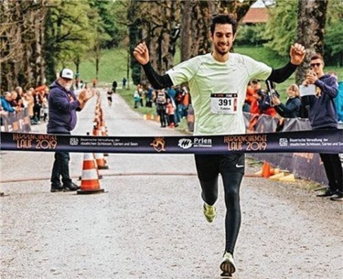 Den Sieg vor Augen: Tobias Stiebler (30) aus Rosenheim beim Zieleinlauf. Foto  Münchener-Marathon-GmbH