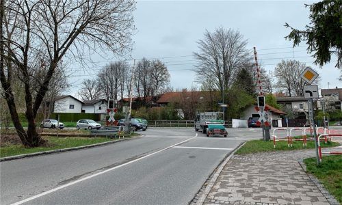 Der Bahnübergang Aiblinger Straße erhält eine neue Schrankenanlage. Dafür soll der Übergang ab Mai fünf Wochen lang gesperrt werden. Die Stadt wehrt sich nun dagegen.Foto Gantner