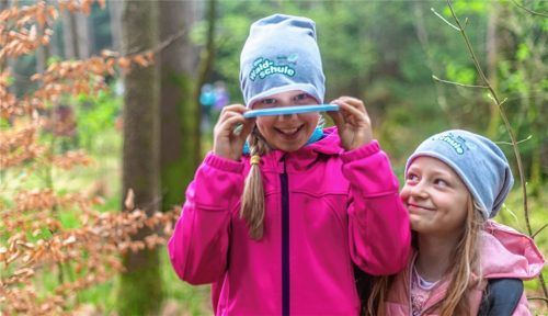 Der Blick ins Kronendach mit einem Spiegel eröffnet Sarah (links) und Marlene völlig neue Perspektiven. Fotos Thomae