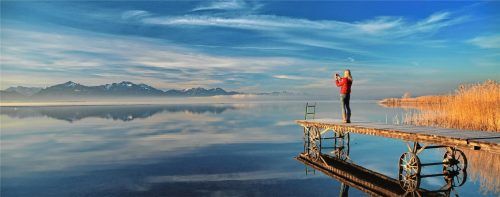 Der Chiemsee ist seit jeder ein beliebtes Fotomotiv. Aber wie sehen das junge Leute zwischen 18 und 33 Jahren? Haben die Fotomotive genug Zugkraft, um sie in die Region zu locken? Der Verband Chiemgau Tourismus will das jetzt untersuchen lassen. Foto chiemgau Tourismus/Sepp niederbuchner