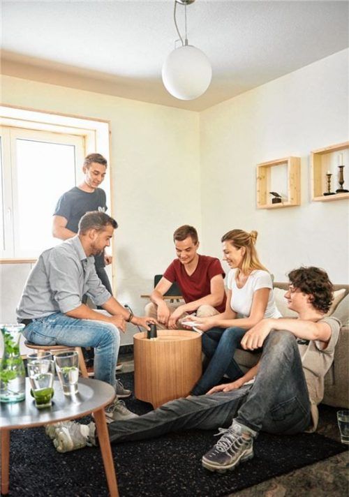 Der dreibeinige Beistelltisch „Tafelmulde“, die Polstertonne „Formkiste“ und der Hocker „Dreibein“ eignen sich gut als funktionale Helfer in kleinen Wohnungen.

Fotos djd/Oskar Designmanufaktur/Sebastian André Kruthoffer