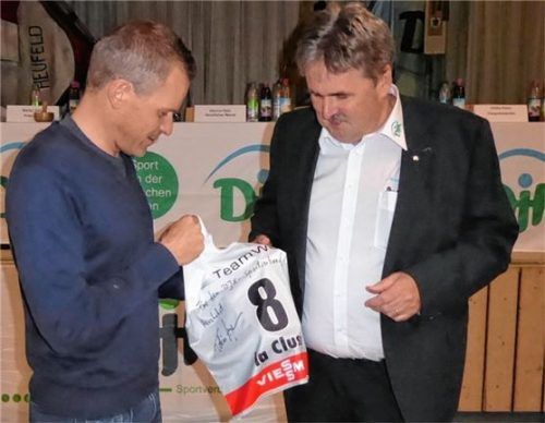 Der ehemalige Langlaufstar Tobias Angerer (links) überreichte eine Original-Weltcup-Startnummer an den Präsidenten Martin Götz. Foto Baumann