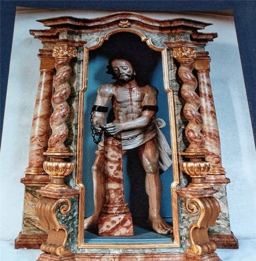 Der gegeißelte Heiland, im Volksmund der Wiesheiland, steht in der Pfraundorfer Kirche auf einem kleinen Nebenaltar. Foto adamek
