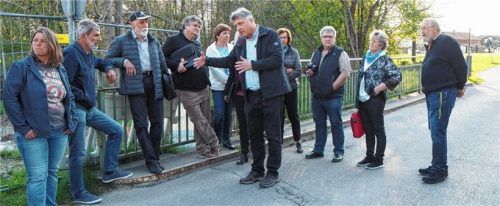 Der Großkarolinenfelder Gemeinderat informiert sich über die Situation vor Ort. Die neue Brücke soll ein neues „Tor“ zur Gemeindemitte werden.Foto heinz