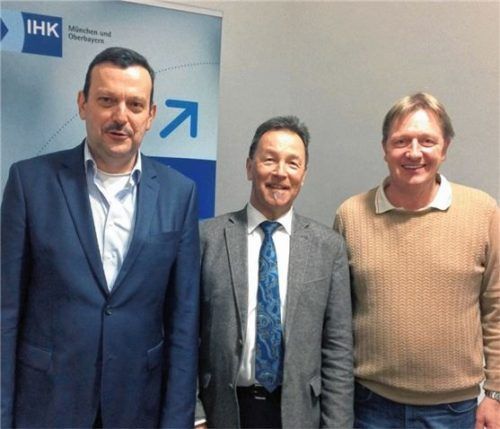Der IHK-Regionalausschuss-Vorsitzende Nikolaus Binder (Bildmitte) mit dem neugewählten Zweiten Stellvertreter Rudi Wochinger (rechts) und dem Nachrücker im Regionalausschuss und Gastgeber der Sitzung, Stefan Will. Foto . re