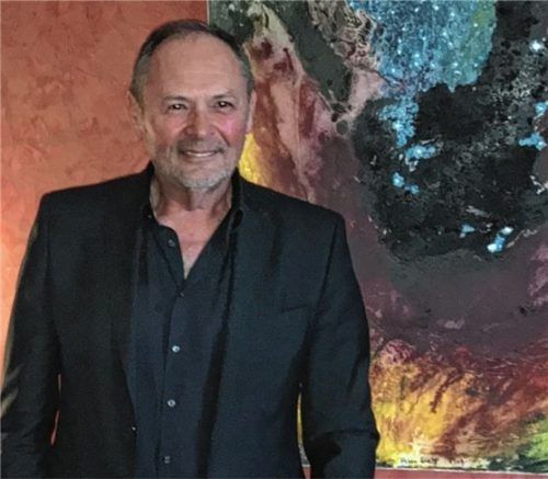 Der Künstler Peter Stelz vor einem seiner Werke, die derzeit im „Vivarium“ in Höslwang zu sehen sind. Foto re