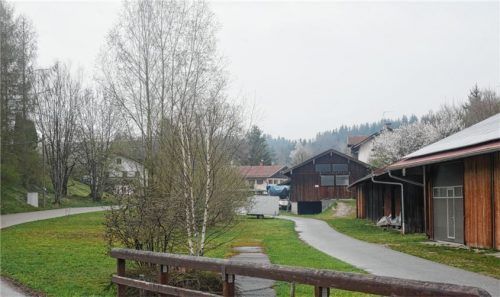 Der Mühlbach und leerstehende Gebäude, die früher zur ehemaligen Säge gehörten. Foto Kirchner