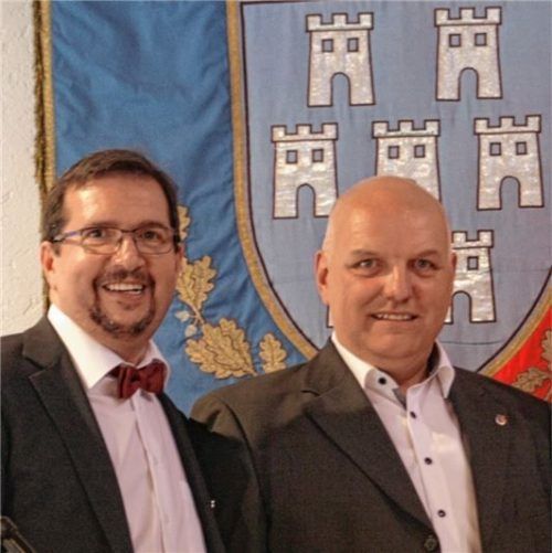 Der neue und der scheidende Vorsitzende: Walter Connert (rechts) und sein Vorgänger Kurt Zikeli.Foto  Liess