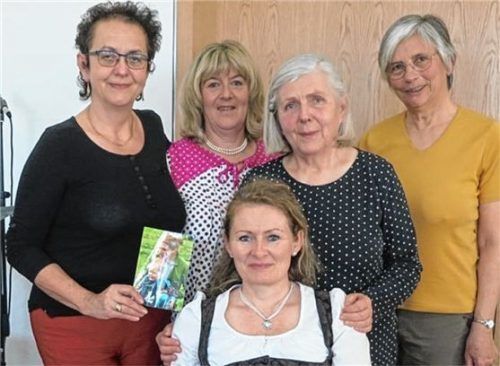 Der neue Vorstand der KFD Schloßberg: Die Vorsitzende Carola Schreiner, Kassierin Elisabeth Fischbacher, stellvertretende Vorsitzende Rita Demberger und Schriftführerin Inge Kaiser (hinten von links). Sitzend: Pastoralreferentin Monika Eichinger. Foto re