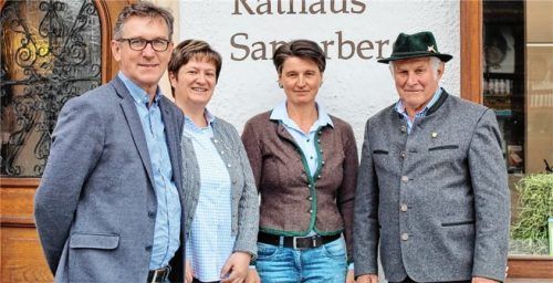 Der neue Vorstand mit Bürgermeister Georg Huber, Zweiter Vorsitzender Jana Huber, Vorsitzender Roswitha Estermann und dem bisherigen Vorsitzenden Hans Auer (von links), der den Tourismusverein Samerberg 20 Jahre lang führte.Foto Hötzelsperger