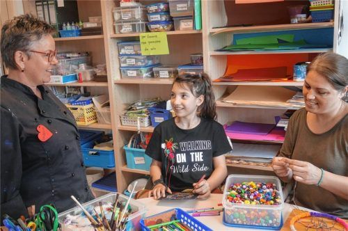 Der Schlawinertreff als sozialer Treffpunkt in der Kinderklinik Aschau. Im Bild Isabella Kollarcyzk, die ehrenamtlich die Einrichtung betreut, mit Patientin Zeynap und Mutter Songül Geza Songül (von links). Foto kirchner