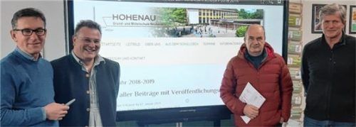 Der Schulverband nimmt die neuen Medien unter die Lupe: Stellvertretender Schulverbandsvorsitzender Georg Huber, Verbandsrat Uwe Hammerschmid, Rohrdorfs Bürgermeister Christian Praxl und Schulleiter Günther Kessler vor den neuen E-Screens (von links).Foto re