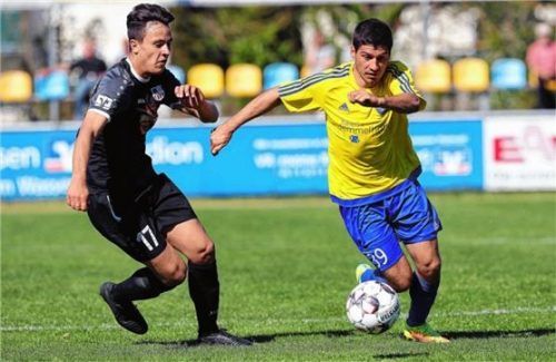 Der Töginger Christoph Baumann (rechts) im Zweikampf mit Traunsteins Philipp Matz.Foto Butzhammer
