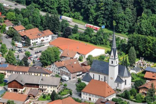 Der Trog ist noch nicht in Sicht: Die Frasdorfer kämpfen schon lange für die Tieferlegung der direkt am Dorf entlangführenden Autobahn. Voraussichtlich im Herbst sollen neue Tekturpläne ausgelegt werden. Foto Ammelburger
