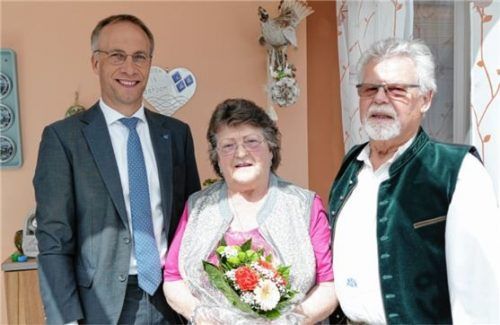 Diamantene Hochzeit feierten Erni und Georg Oberbacher. Dazu gratulierte auch Bürgermeister Robert Pötzsch (links) mit Blumen.Foto  bachmaier