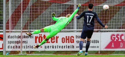 Die 1:0-Führung für Traunstein: Stefan Mauerkirchner nihct auf dem Bild) traf in der 1. Minute zum 1:0 und ließ Wasserburgs Keeper Georg Haas keine Chance. Foto  Butzhammer