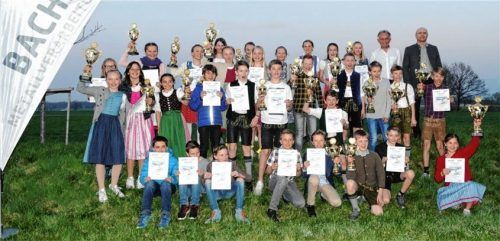 Die Bacher-Cup-Kinder freuen sich zusammen mit dem Zweiten SVI-Vorsitzenden Hans Gerzer und Sponsor Sepp Kuchlmeier (hinten rechts) über ihre Ehrenpreise.