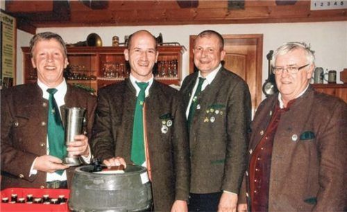 Die Ersten Schützenmeister (von links) Josef Adlmaier (Schwabering), Robert Schweinsteiger (Leonhardspfunzen), Udo Hallmann (Prutting) und Peter Wagenstetter Niedernburg).