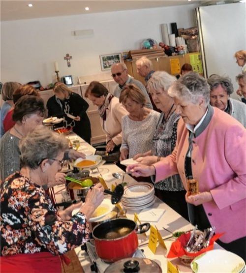 Die fleißigen Helfer hatten Suppen gekocht und Kuchen gebacken. Binnen kürzester Zeit hatten die Besucher alles verspeist. Foto Weckerl