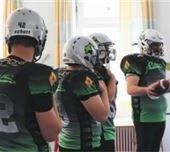 Starke Männer besuchen starke Kinder
