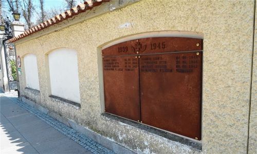 Die Gedenkplatten mit den Namen der Gefallenen könnten die Nischen der Friedhofsmauer füllen. Foto poitsch