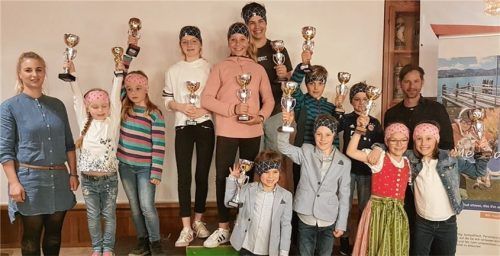 Die Geehrten des VR-Bank-Cups, einer Rennserie für den alpinen Ski-Nachwuchs.