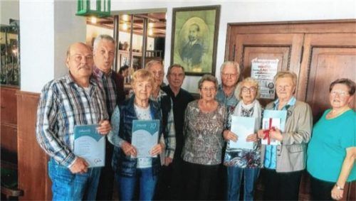 Die Geehrten (von links): Georg Krock, Wolfgang Hellebrandt, Inge Talke, Peter Talke, Elsa Scharrer, Franz Xaver Scharrer (alle zehn Jahre), Justina Zimprich (20 Jahre), Robert Eggerl, Maria Groß (beide 30 Jahre) und Eleonore Moser (35 Jahre). Foto re