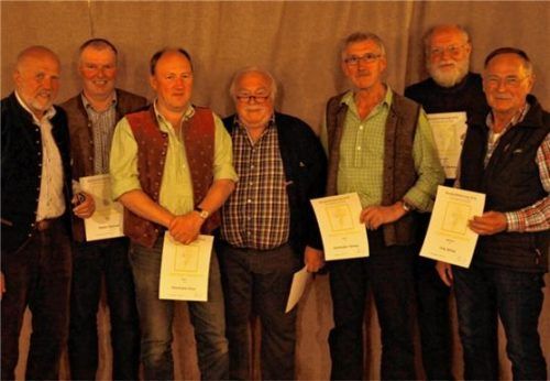 Die Gewinner der Prämierung: Moderator Sepp Stein, Gewinner der goldenen Gärspunde: Konrad Möderl, Klaus Ettenhuber, Ludwig Scherr, Thomas Ettenhuber, Thomas Pummerer, Alfred Fink. Es fehlen Michael Staber und Alois Willerer (von links).Foto re