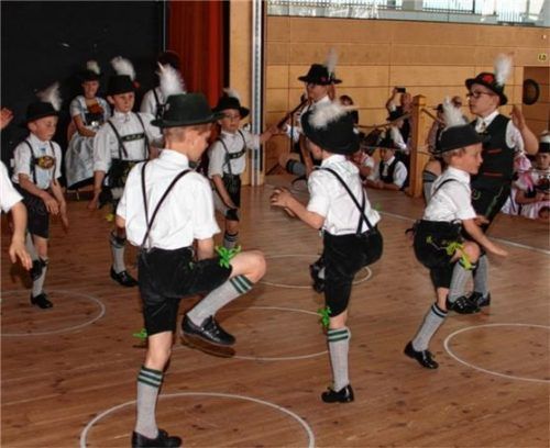 Die Gruppe eins der Jugend plattelt sich ein beim Drei-Vereine-Preisplatteln und -dirndldrahn.Fotos  kirsch