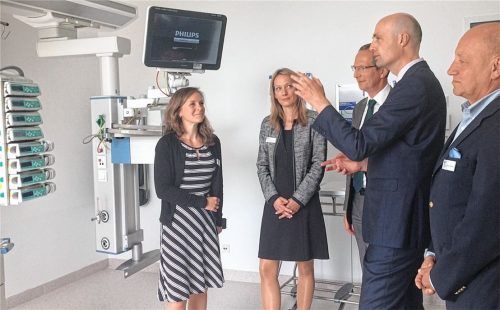 Die Intensivstation kurz vor der Inbetriebnahme: Dr. Volker Huge, Chefarzt der Intensivmedizin (Zweiter von rechts), begutachtet mit Geschäftsführerin Daniela Cleven, geschäftsführender Direktorin Dr. Kerstin Eisenbeiss, Professor Klaus Jahn, Chefarzt der Neurologie, und Professor Roland Wetzel, Chefarzt des Gelenkzentrums (von links) die Ausstattung. Foto  Lagler