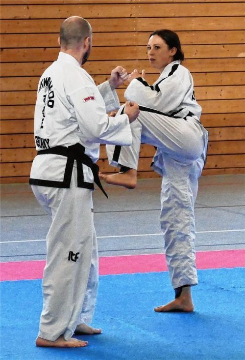 Die Kämpfe im Taekwondo werden im Leichtkontakt-System ausgetragen. Es gewinnt der Wettkämpfer, der die höchste Punktzahl durch Treffer am Körper des Gegners erzielt hat. Das trainierten die deutschen Teilnehmer noch kurz vor der WM in der Turnhalle im Ludwig-Schwabl-Sportpark. Foto  Wegscheider