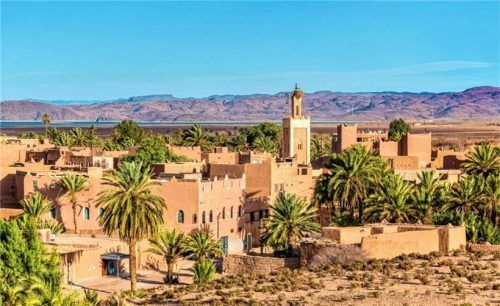 Die karge Landschaft bei Ouarzazate wird im Mai vom Duft der Damaszener-Rosen erfüllt. Foto Getty Images/FTI