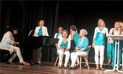 „Die kleine Kneipe“ von Peter Alexander inszenierten die Sängerinnen an Bartischen.Foto  re