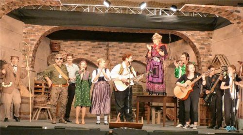 Die Laienschauspieler des Großkarolinenfelder Theaters freuten sich über den lang anhaltenden Applaus für ihr Stück „Der Vampir von Zwickelbach“ bei der ausverkauften Premiere. Foto Greiner