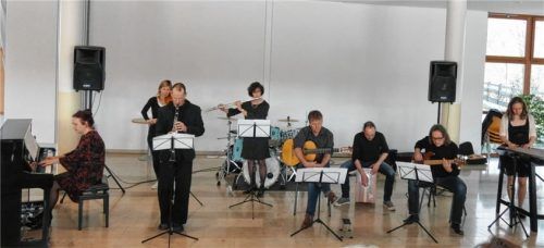 Die Musiklehrer (von links) Galina Doll, Evi Mittermaier, Sebastian Gigglinger, Felicitas Schroeter, Andreas Düsel, Mario Nachtweih, Stefan Hutter und Irmengard Wagener in voller Aktion.Foto greiner