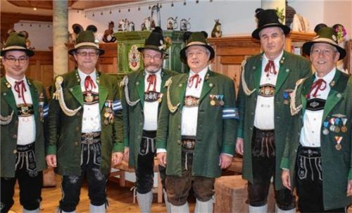 Die neue Mannschaft (von links): Schützenmeister Erdmann Lerch (von links), Hauptmann Willi Berger, Fähnrich Johann Schmid, Oberleutnant Walter Politz, Schriftführer Gerd Zimmermann und Schatzmeister Jürgen Zierow. Foto re