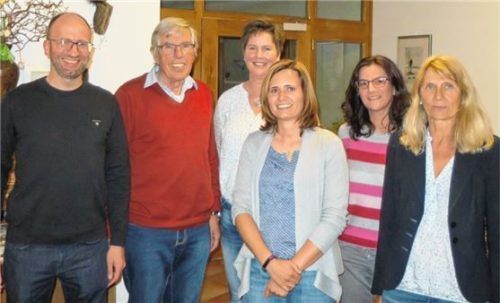 Die neue und die alte Vorstandschaft (von links): Markus Kamper (Zweiter Vorsitzender), Siegfried Holst (ehemaliger Vorsitzender), Inge Jäger (neu gewählte Vorsitzende), Constanze Finsterwalder (Schatzmeisterin), Veronika Brader (Schriftführerin), Christine Ertl (ehemalige Schatzmeisterin).Foto re