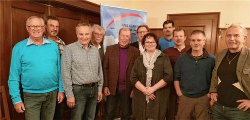 Die neue Vorstandschaft der Parteifreien Kolbermoor (von rechts): Peter Kreipl, Horst Schaffer, Franz Taxer, Stefan Reischl, Caroline Rohmann, Dieter Kannengießer, Peter Weis, Gerhard Schlarb, Kerim Bacak, Sepp Hartinger und Nik Kannengießer.Foto re