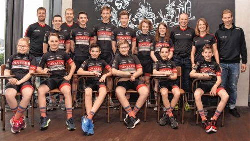 Die „Oliver Blas Youngsters“ bei der Teampräsentation mit ihren Trainern und dem Teammanager Oliver Blas (rechts). Foto  Ziegler